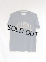 REMI RELIEF レミレリーフ / プリント S/S TEE LW加工 [OKLAHOMA]